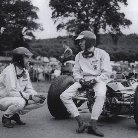 Spa Francorchamps, Jim tombe en panne d'essence après l'arrivée, rejoint par Dan Gurney également en panne !